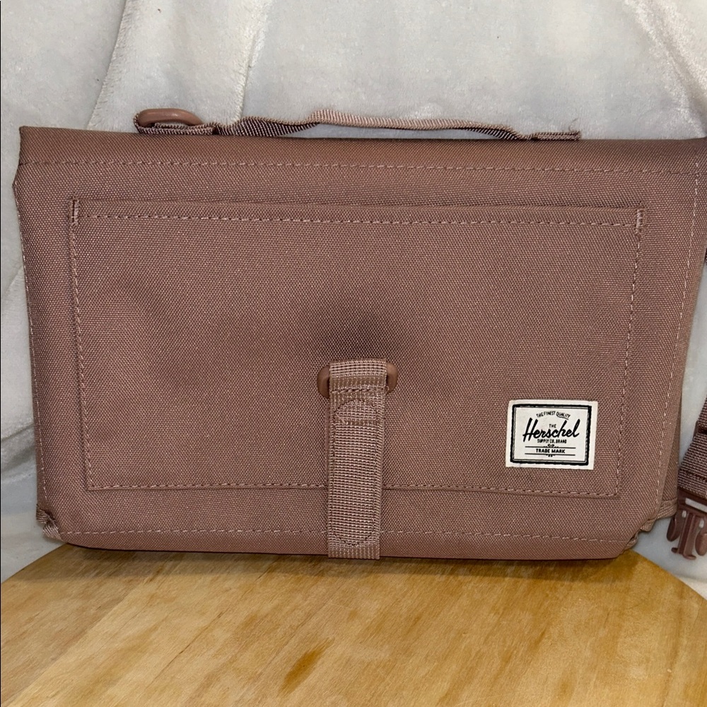 Herschel Supply Company Messenger Bag in Dusty Rose
